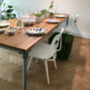 massief-eiken-tafelblad-met-steigerbuis Steigerbuis tafel met rustiek eiken blad.
